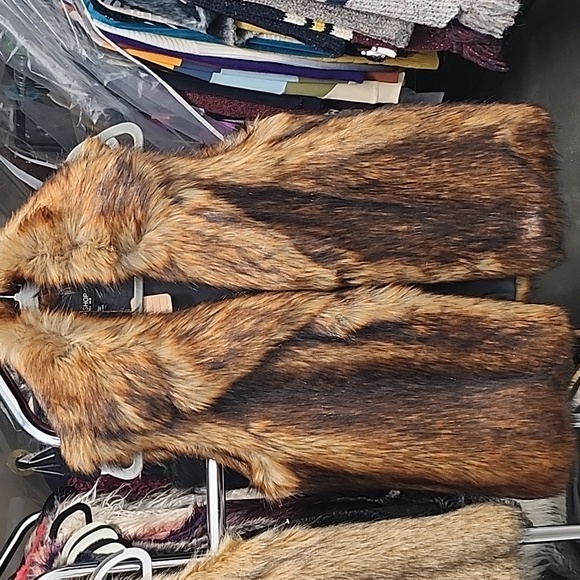 Top Shop faux fur collared vest with clasp closure size 6